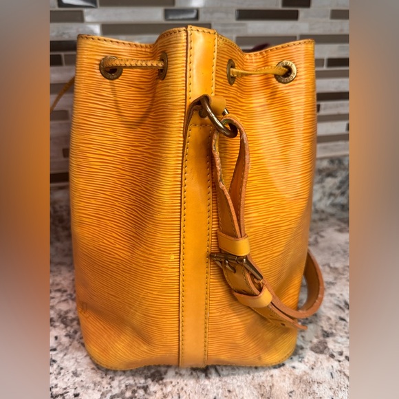 GUC✨LOUIS VUITTON BUNDLE Handbag & Wallet Epi Petit Noe CALLOUTS IN PHOTOS - Picture 6 of 16